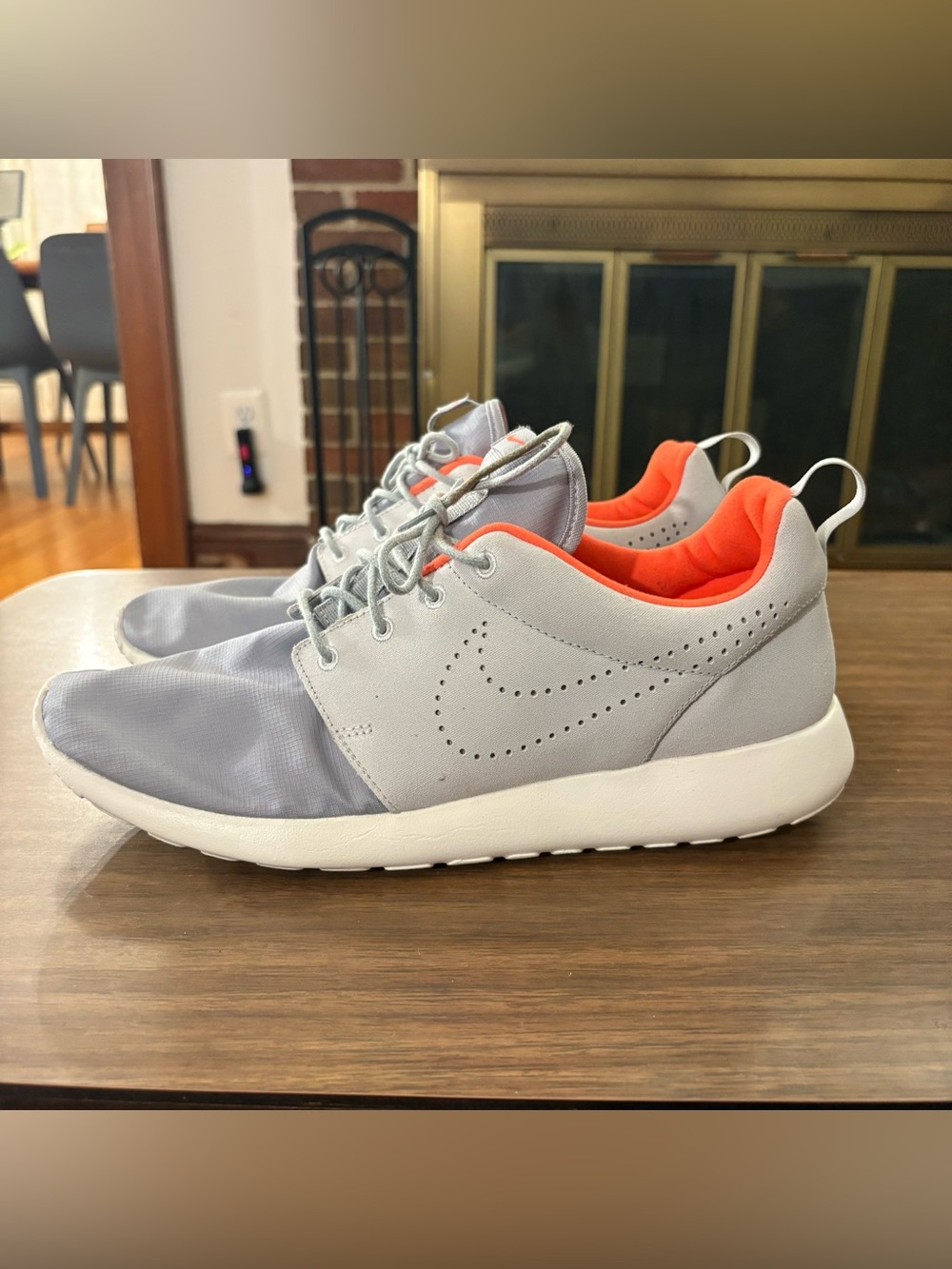 Lightly worn- never worn outside. Men’s 2018
Nike Roshe pure platinum. Sz 11.5